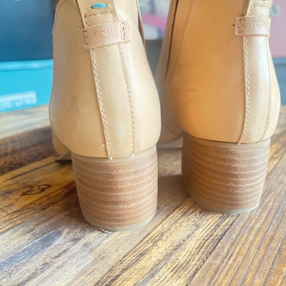 TOMS TAN BOOTIES SIZE 8 FAUX LEATHER  SLIP ON - Picture 9 of 13